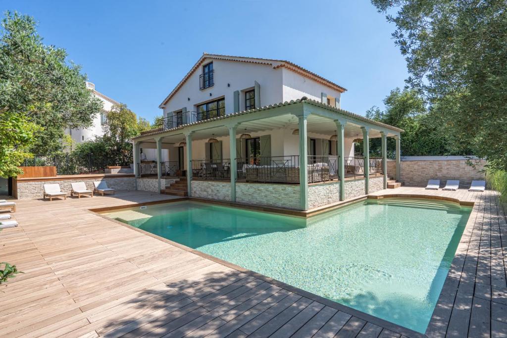 Πισίνα στο ή κοντά στο Maison st tropez dans les vignes