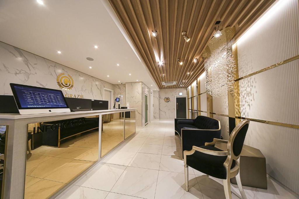 TV a/nebo společenská místnost v ubytování Grazie Hotel Tanhyeon