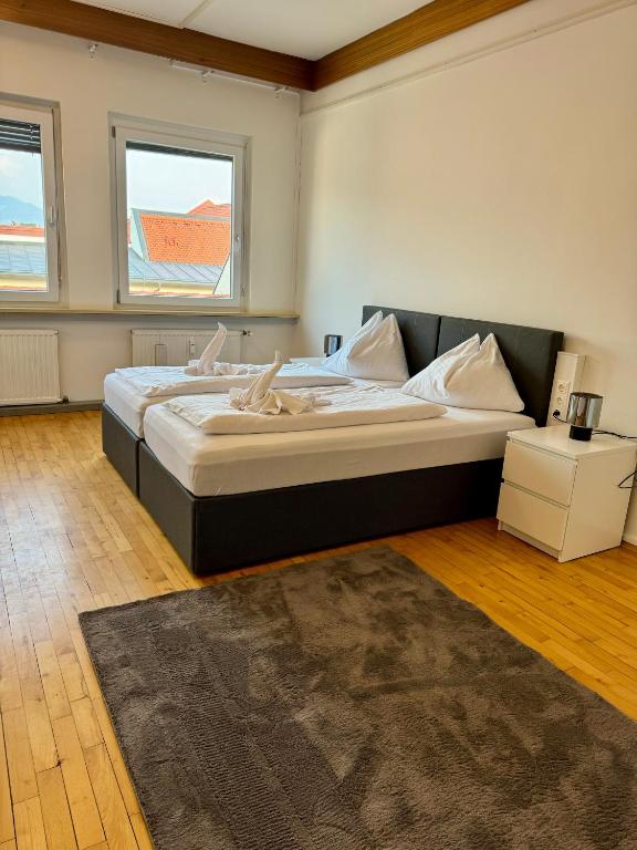 Postel nebo postele na pokoji v ubytování Stadthotel Schwerterbräu