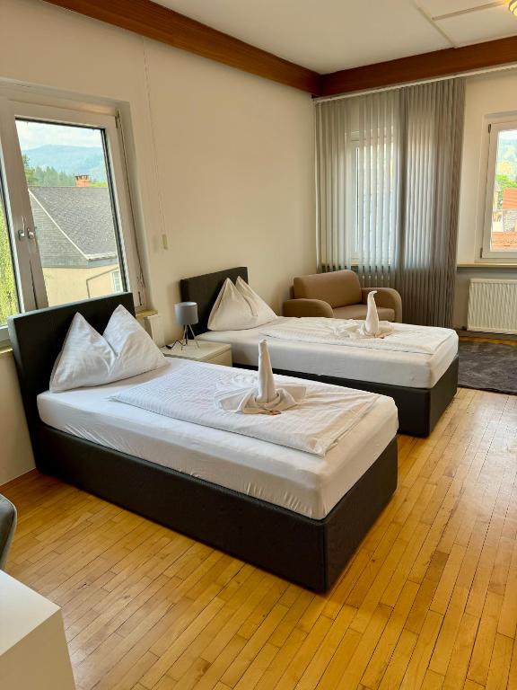 Postel nebo postele na pokoji v ubytování Stadthotel Schwerterbräu