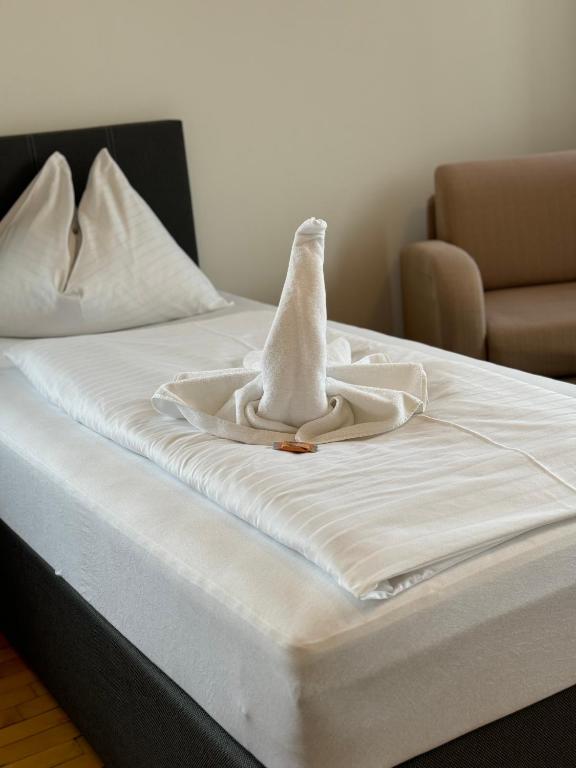 Postel nebo postele na pokoji v ubytování Stadthotel Schwerterbräu