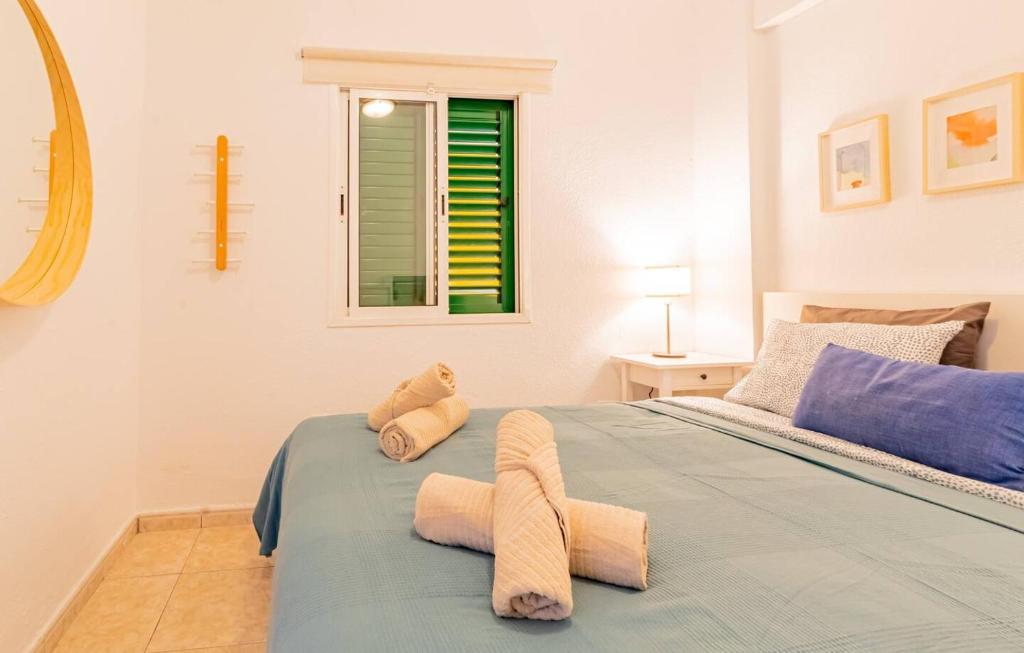 Postel nebo postele na pokoji v ubytování Playa Arena Beach Apt By Dream Homes Tenerife
