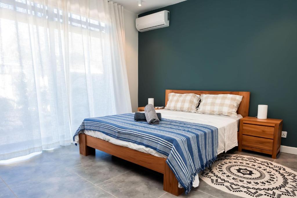 Кровать или кровати в номере Appartement moderne de 3 chambres avec jardin près de la plage