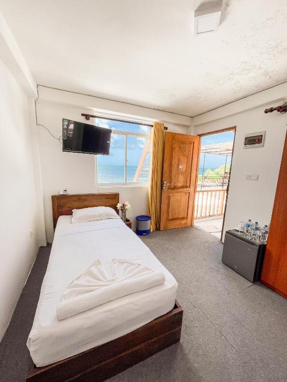 Postel nebo postele na pokoji v ubytování New Wave Beach Resort Unawatuna