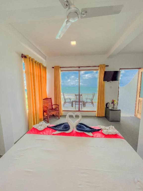 Postel nebo postele na pokoji v ubytování New Wave Beach Resort Unawatuna