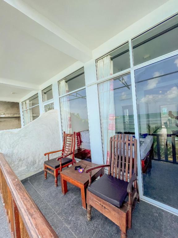Balkón nebo terasa v ubytování New Wave Beach Resort Unawatuna