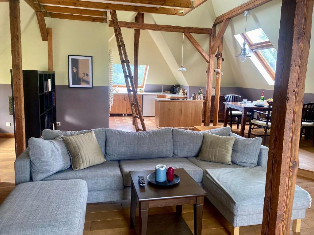 Posezení v ubytování Dachgeschossloft mit Aussicht ins Erzgebirge