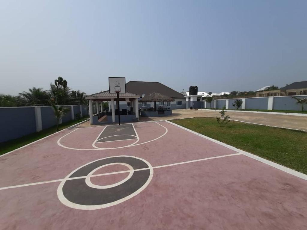 Tenis a/nebo squash v ubytování Luxurious 2-Bedroom Oasis in Sunyani-Fiapre nebo okolí