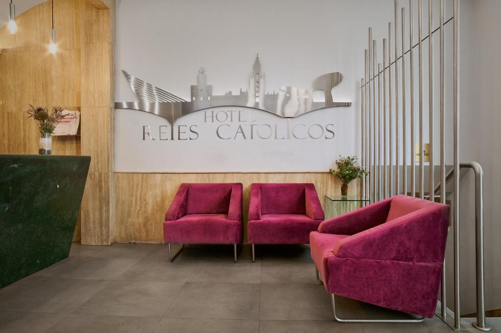 A seating area at Reyes Católicos