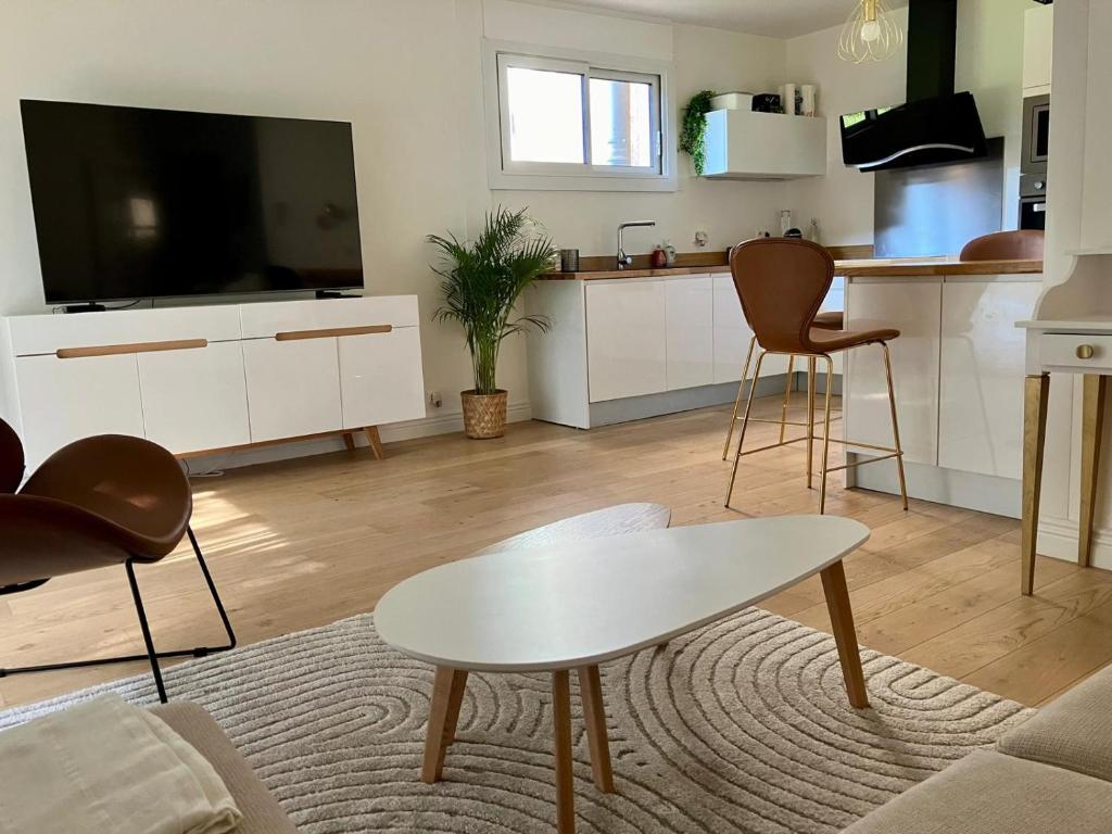 un salon avec une table et une cuisine dans l'établissement Côte Pavée, à Toulouse