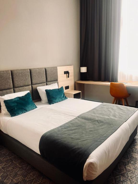 Postel nebo postele na pokoji v ubytování Korona Gold - Korona Hotel Wrocław