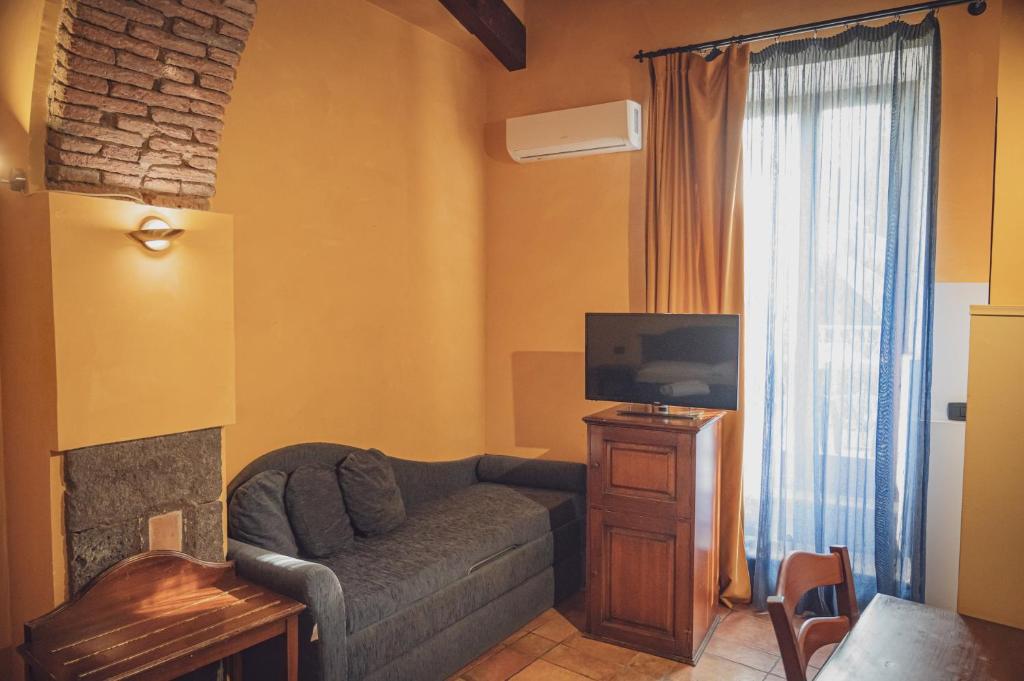 TV a/nebo společenská místnost v ubytování Hotel Capomulini 3 Stelle