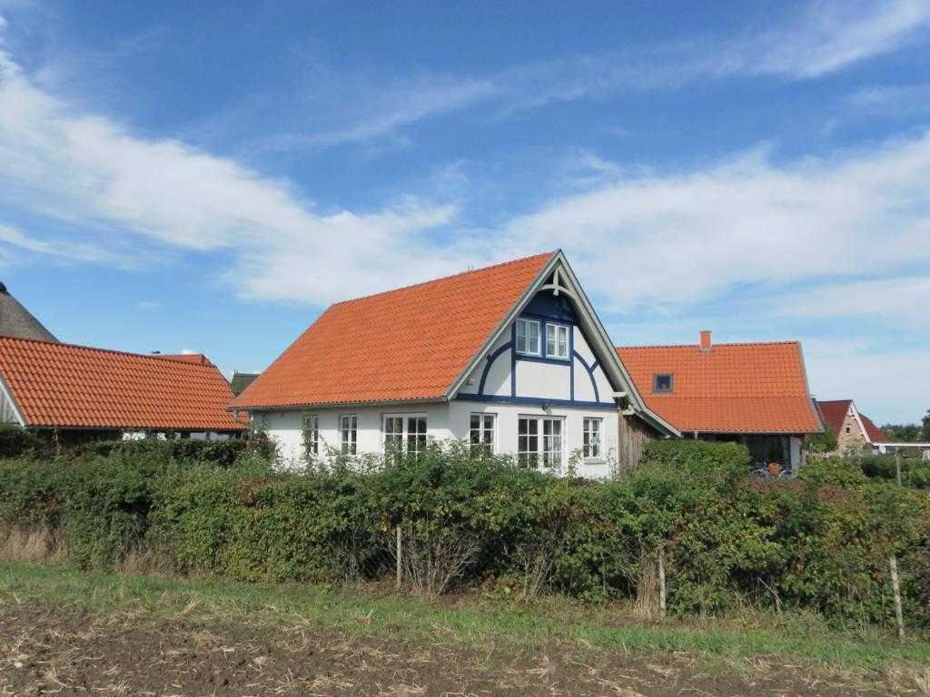 una casa bianca con il tetto arancione di Sternschnuppe a Gross Schwansee