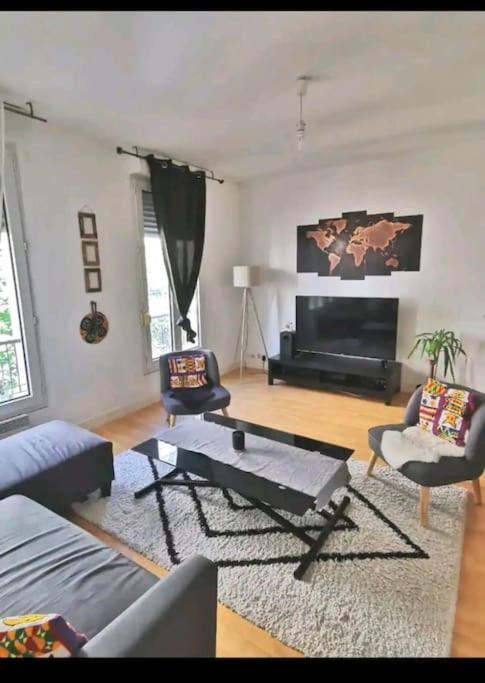 un salon avec un canapé et une table basse dans l'établissement appartement cosy porte de Paris, à Montrouge