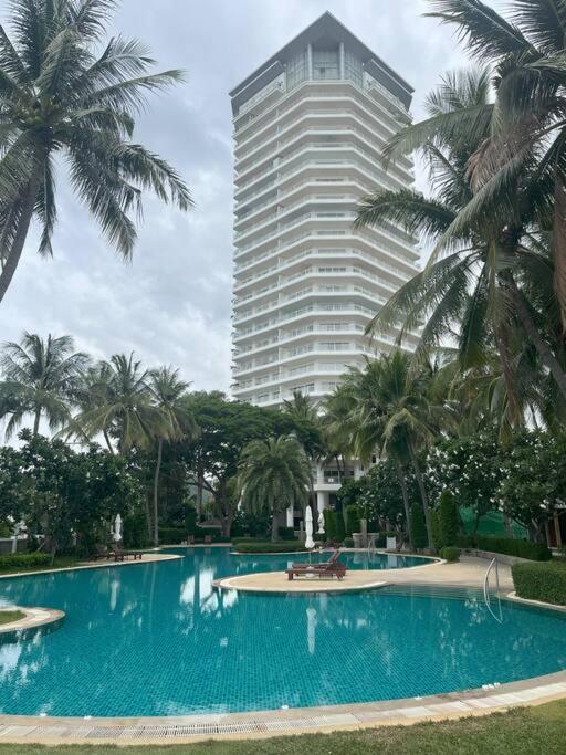Bazén v ubytování 120 sqm Beachfront Condo nebo v jeho okolí