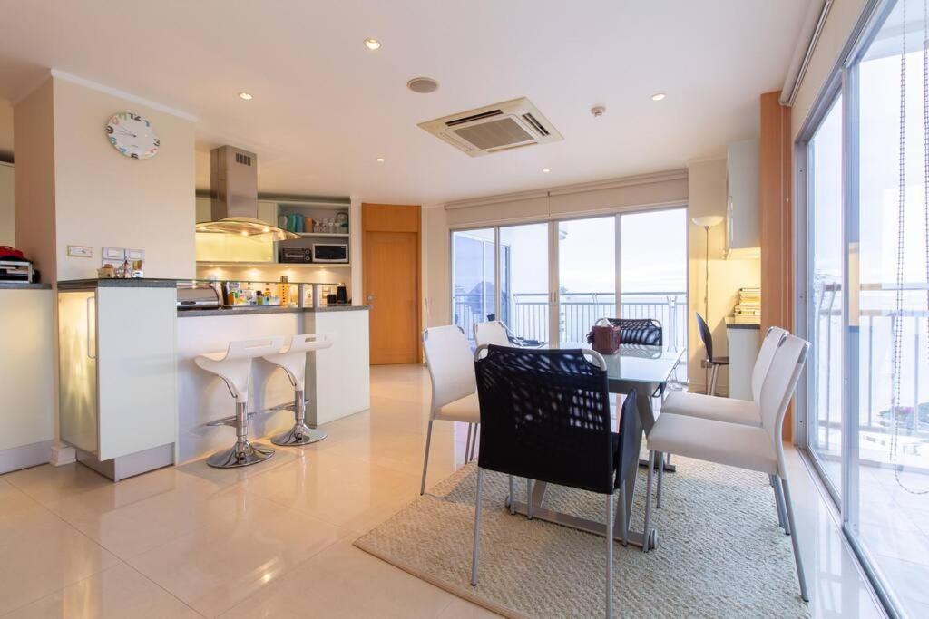 Kuchyň nebo kuchyňský kout v ubytování 120 sqm Beachfront Condo