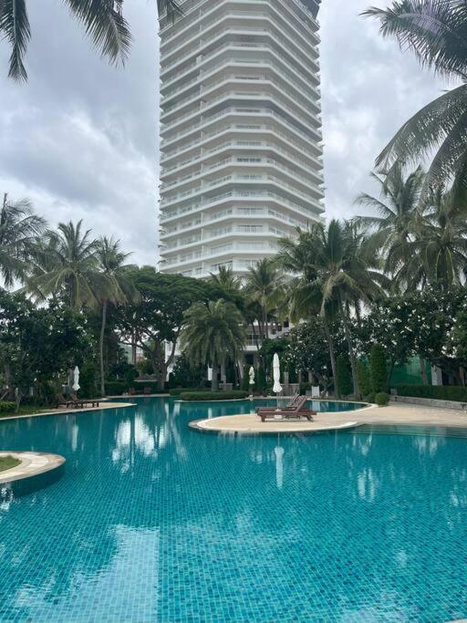 Bazén v ubytování 120 sqm Beachfront Condo nebo v jeho okolí
