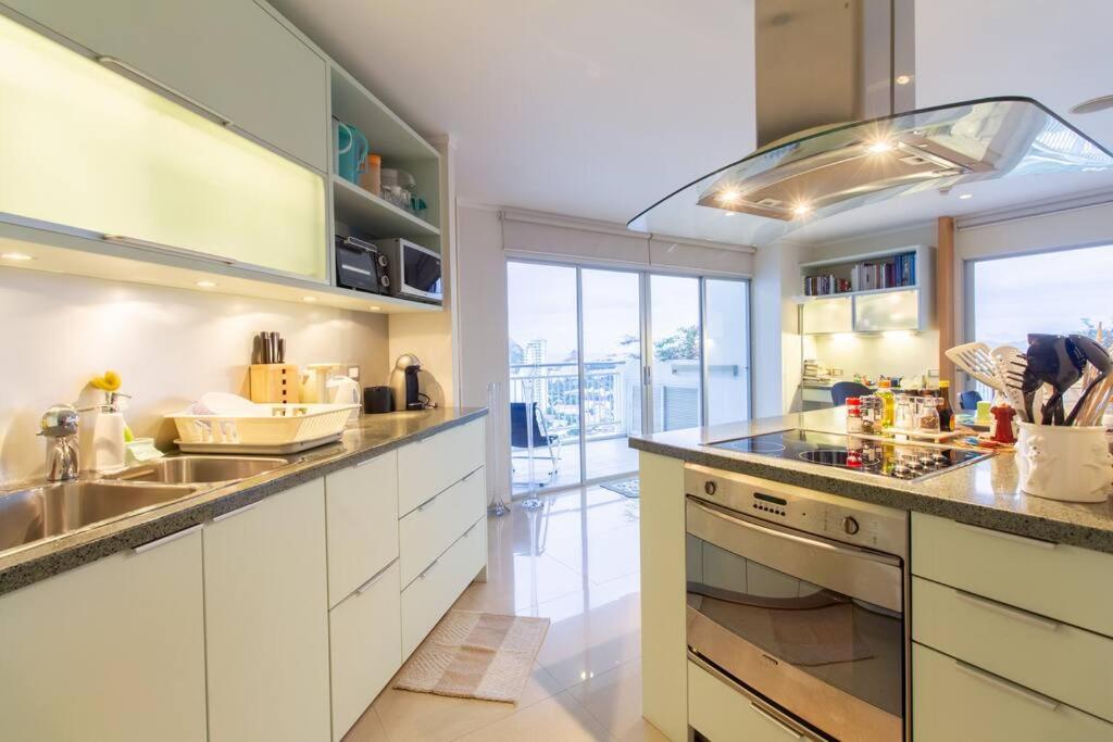 Kuchyň nebo kuchyňský kout v ubytování 120 sqm Beachfront Condo