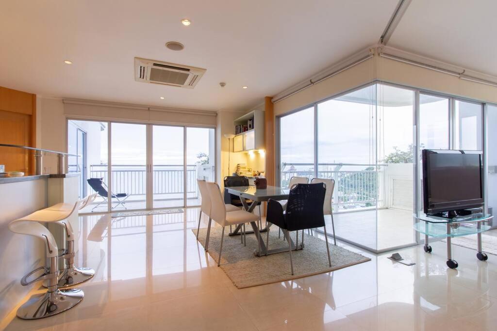 TV a/nebo společenská místnost v ubytování 120 sqm Beachfront Condo