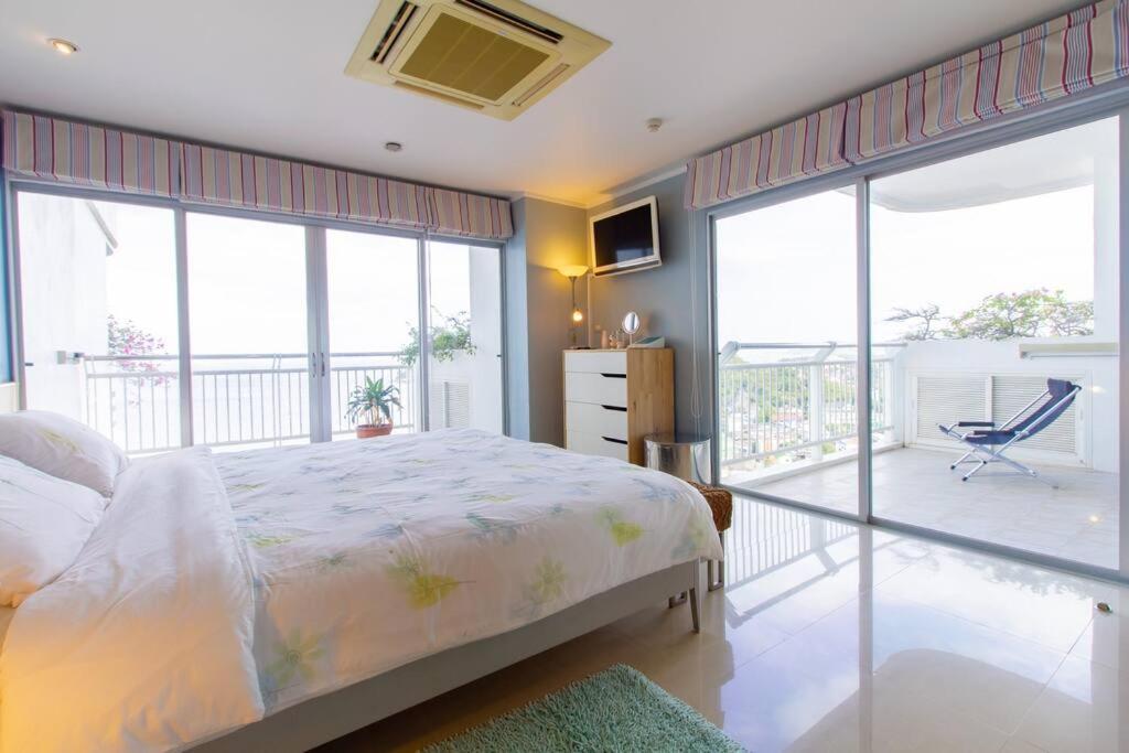Postel nebo postele na pokoji v ubytování 120 sqm Beachfront Condo