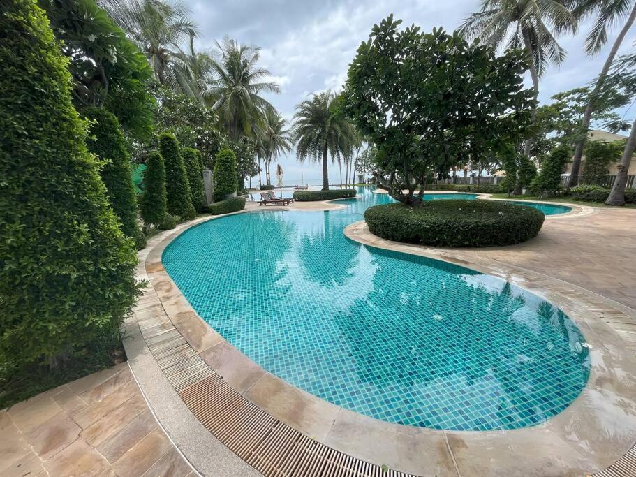Bazén v ubytování 120 sqm Beachfront Condo nebo v jeho okolí