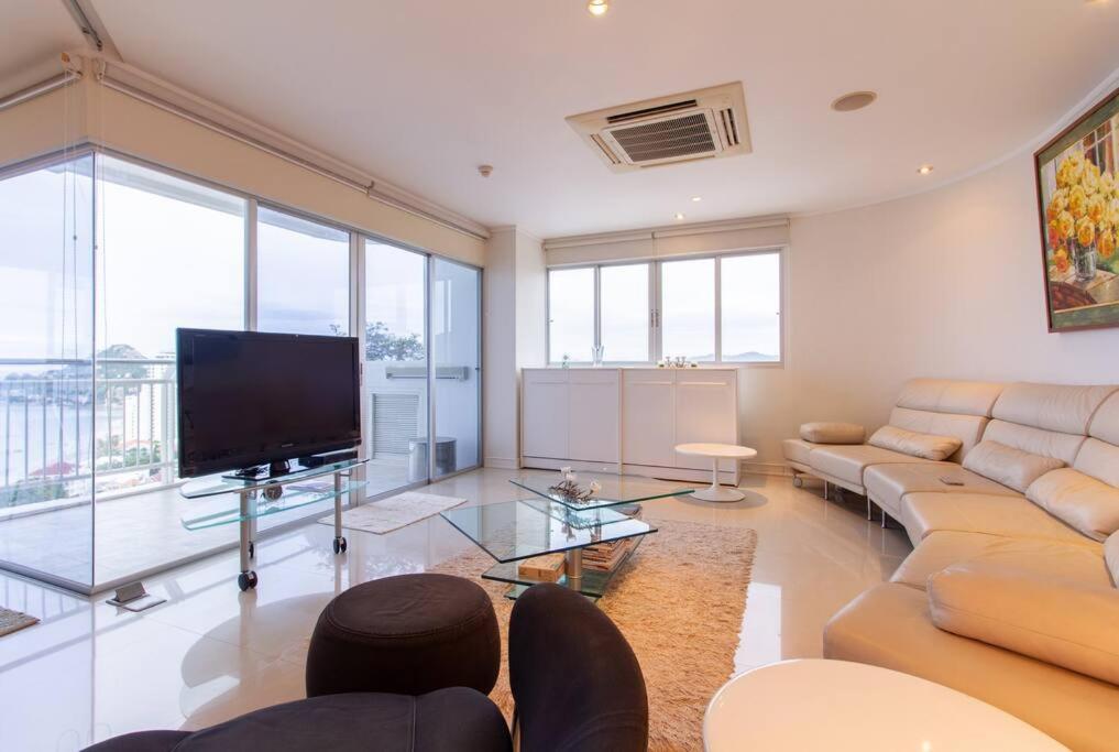 TV a/nebo společenská místnost v ubytování 120 sqm Beachfront Condo