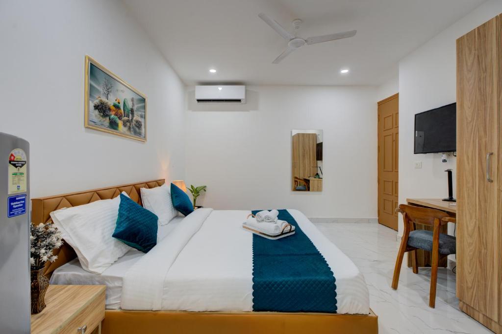 Postel nebo postele na pokoji v ubytování The Lodgers Studio Apartment Infront of Artemis Hospital Gurugram