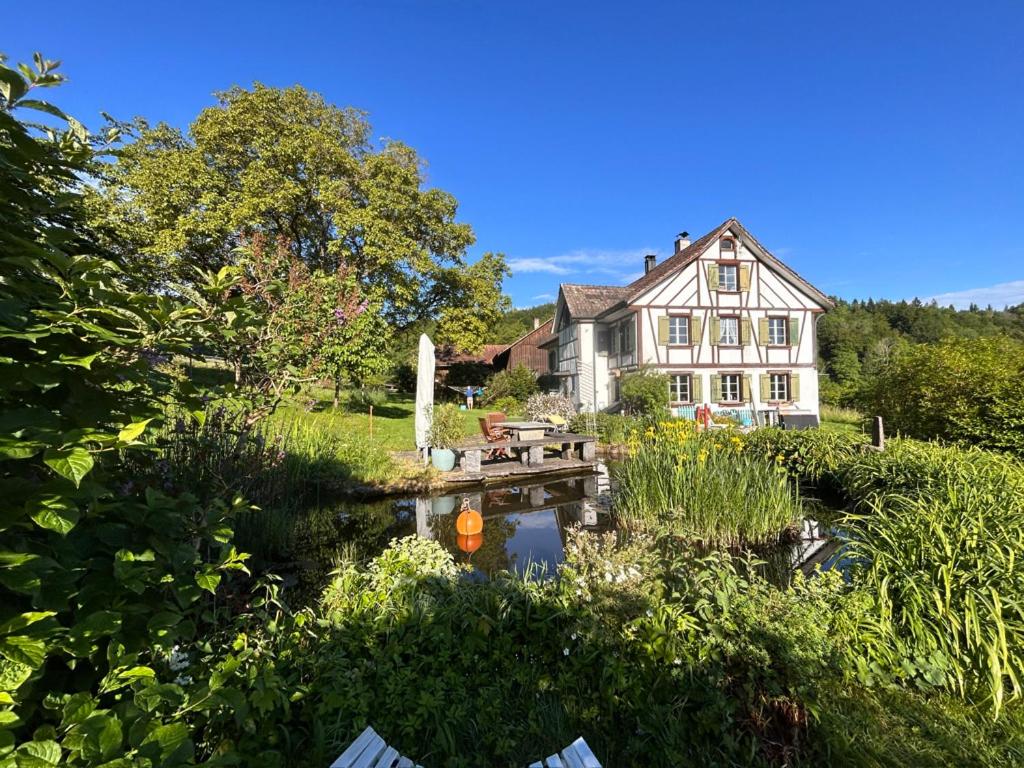 Aed väljaspool majutusasutust B&B Bad Tiefenau, HAUS AN DER QUELLE