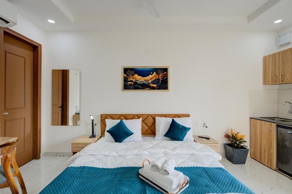 Postel nebo postele na pokoji v ubytování The Lodgers Studio Apartment Infront of Artemis Hospital Gurugram