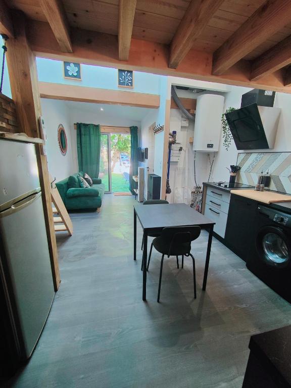 Kuchyň nebo kuchyňský kout v ubytování Tiny House avec jardin et accès piscine chauffée