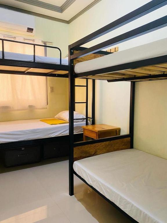 Postel nebo postele na pokoji v ubytování Bughaw Dive House