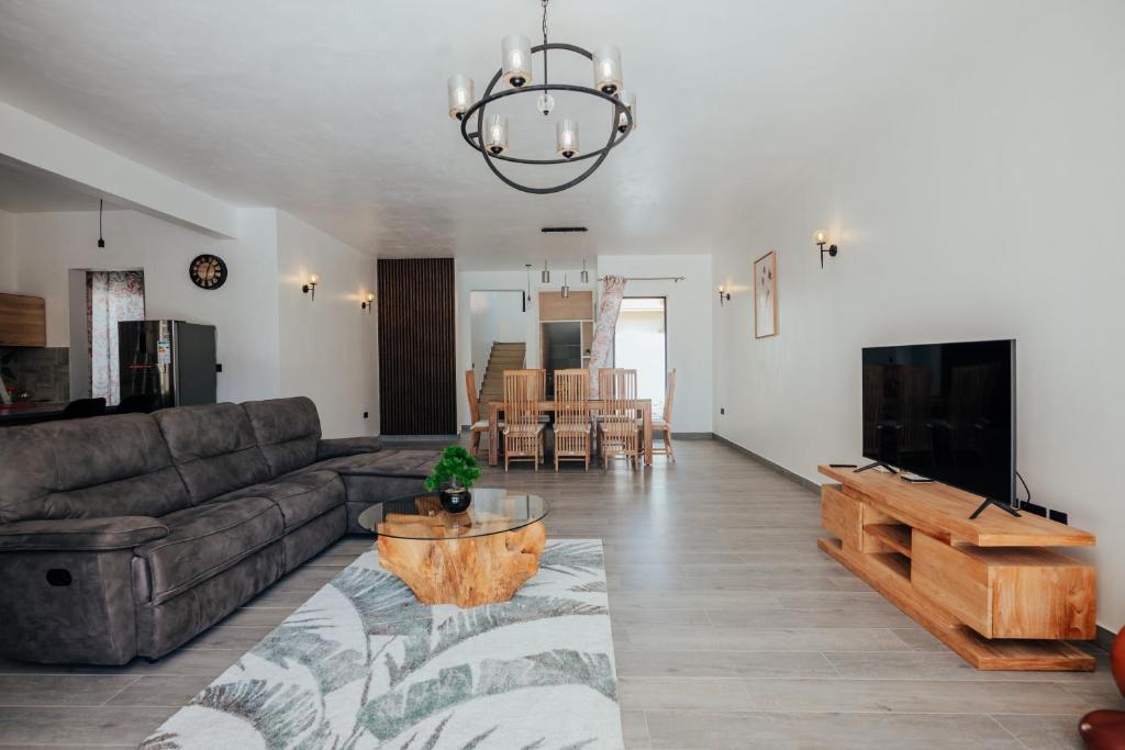 Телевизор и/или развлекательный центр в Two Villas