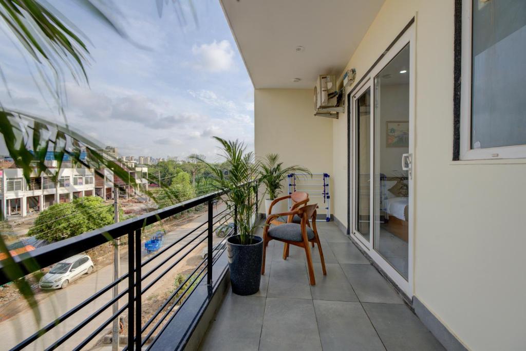 Balkón nebo terasa v ubytování The Lodgers Studio Apartment Infront of Artemis Hospital Gurugram