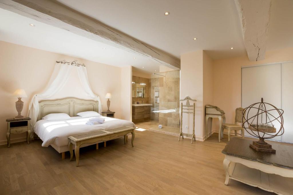 a large bedroom with a bed and a bathroom at Le Cara Caliel 2G in Beaune