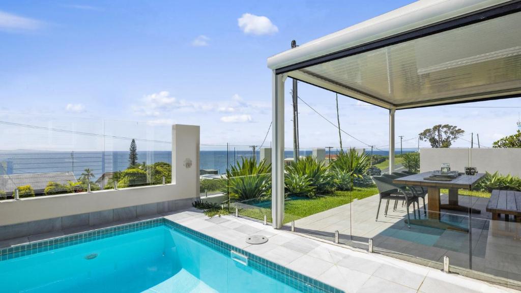 Bazén v ubytování Horizons - Amazing Ocean Views, Luxe Home, Pool nebo v jeho okolí