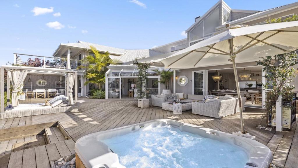 Bazén v ubytování Barellen Beach House - Luxe Beach Front, Oceanview nebo v jeho okolí