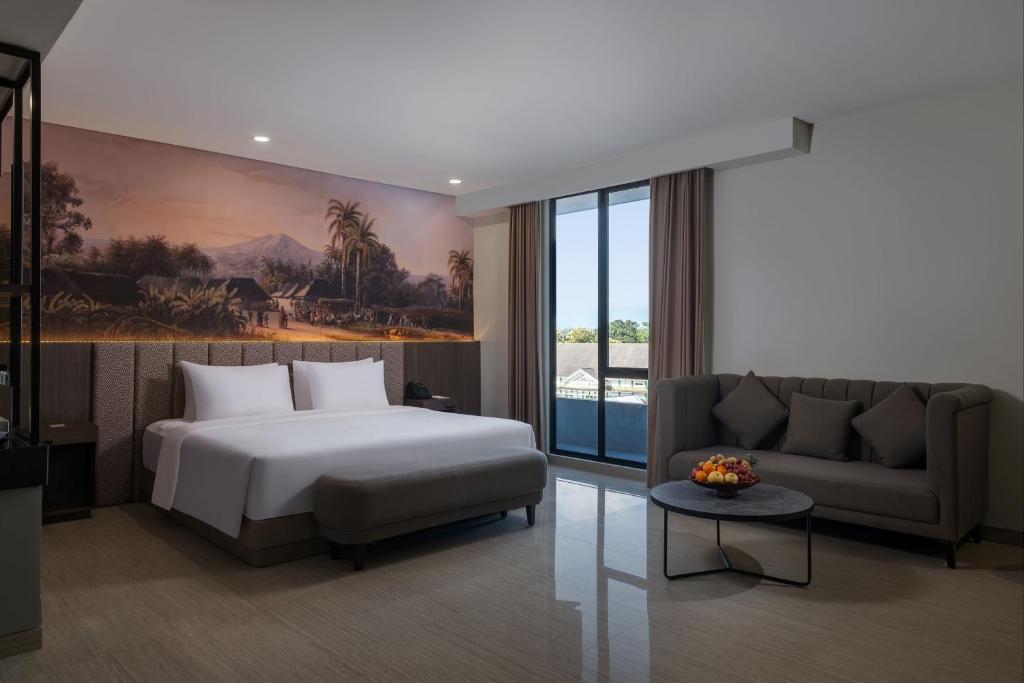 Postel nebo postele na pokoji v ubytování Hotel Santika Blitar