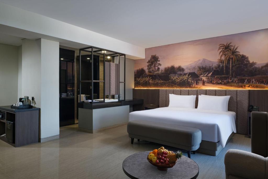 Postel nebo postele na pokoji v ubytování Hotel Santika Blitar