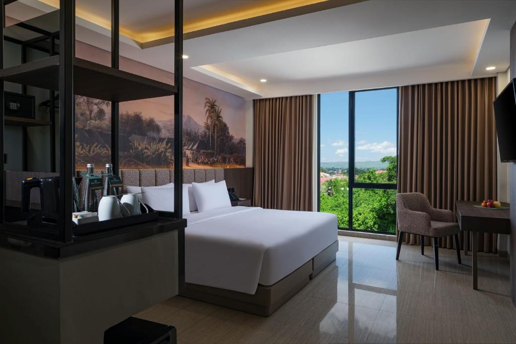 Postel nebo postele na pokoji v ubytování Hotel Santika Blitar