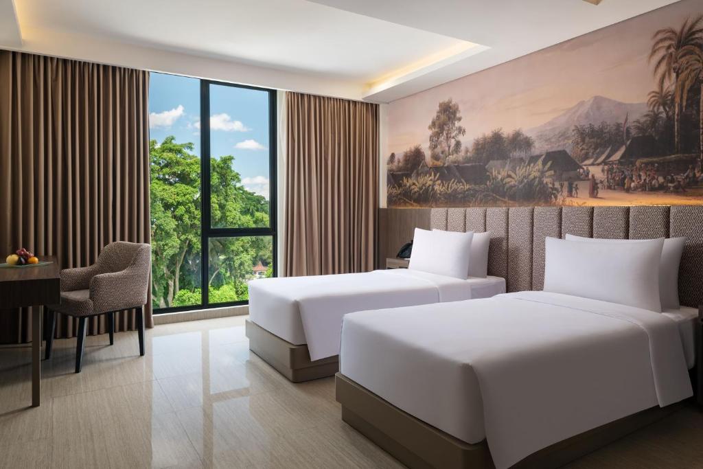 Postel nebo postele na pokoji v ubytování Hotel Santika Blitar