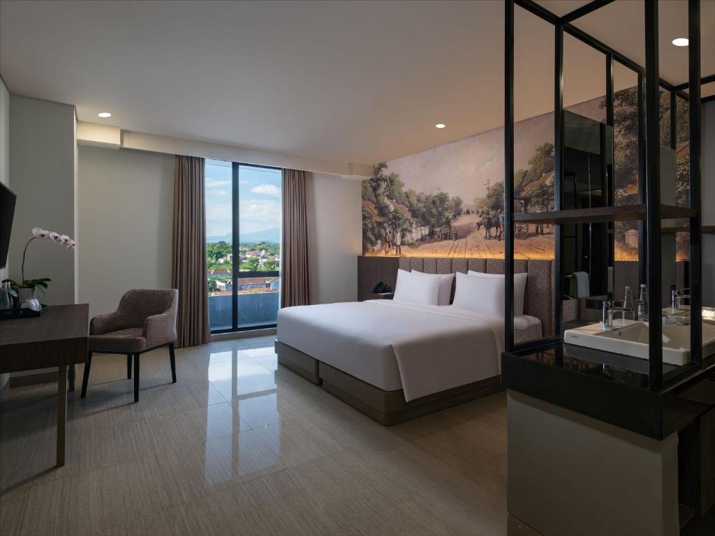 Postel nebo postele na pokoji v ubytování Hotel Santika Blitar