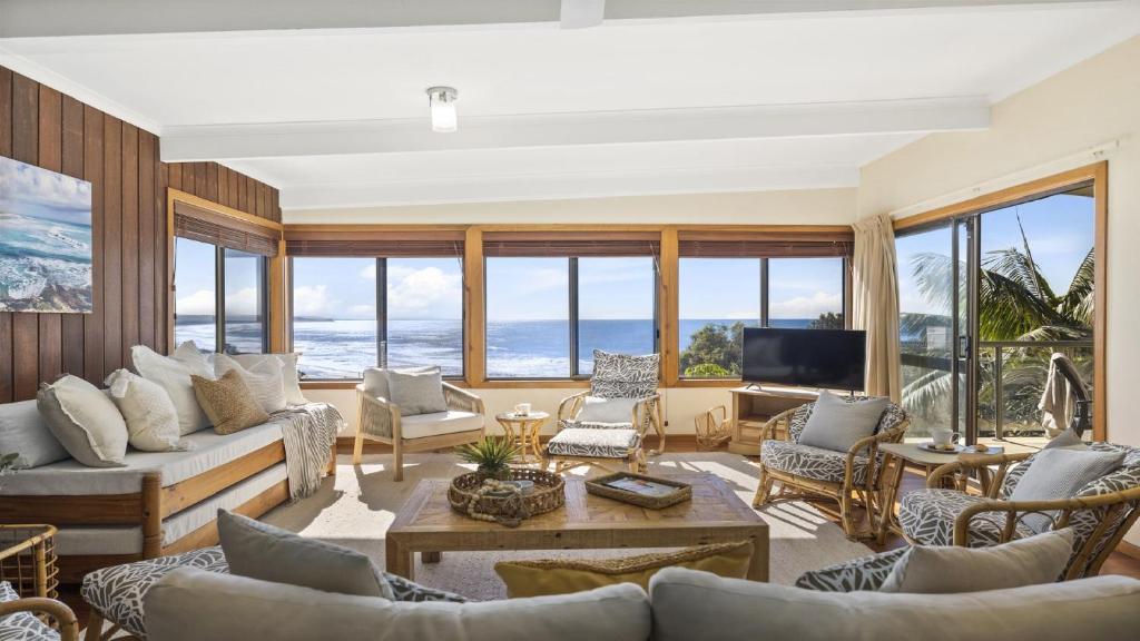 Χώρος καθιστικού στο The Cowrie House - Ocean Views, Village, Surf