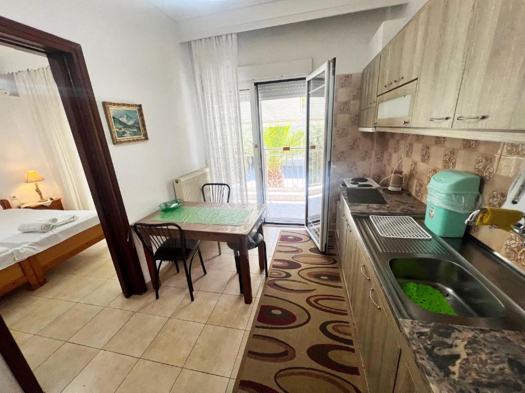 A kitchen or kitchenette at Studios Vaso