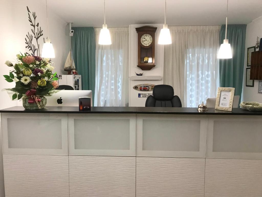 ア・コルーニャにあるHostal La Provincianaの花瓶付きカウンター付きキッチン
