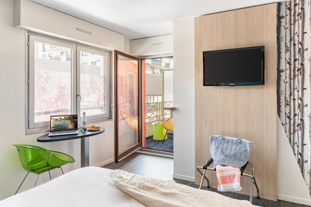 TV a/nebo společenská místnost v ubytování ibis Styles Annecy Centre Gare
