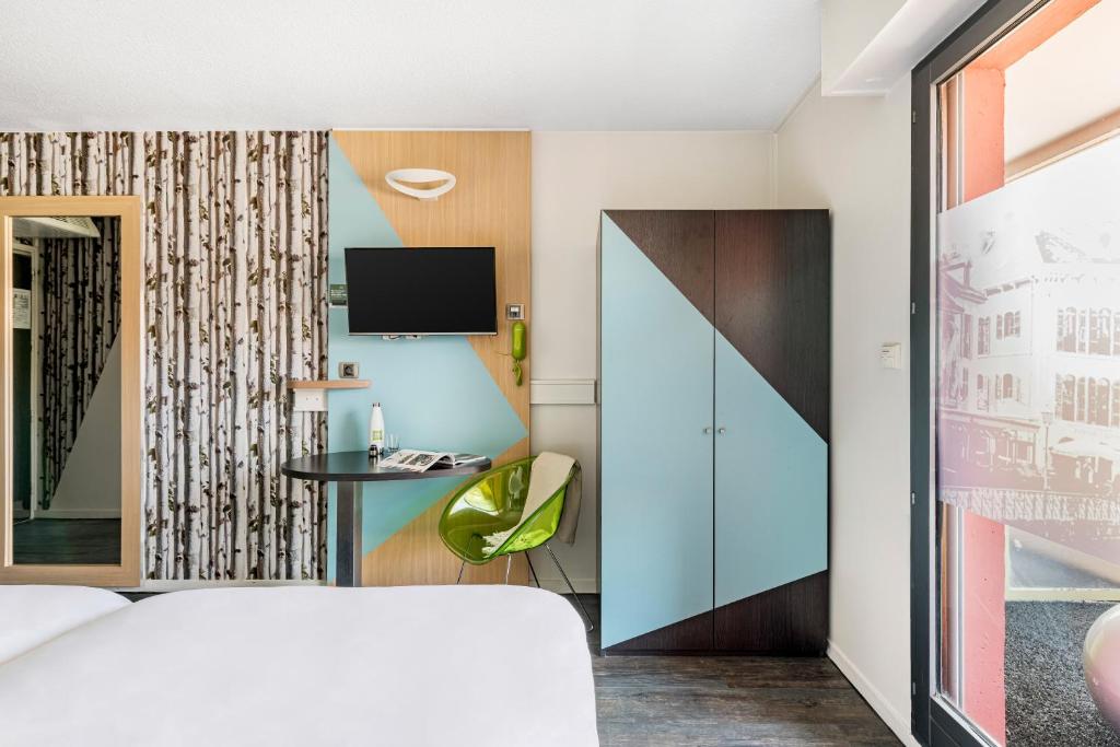 Postel nebo postele na pokoji v ubytování ibis Styles Annecy Centre Gare
