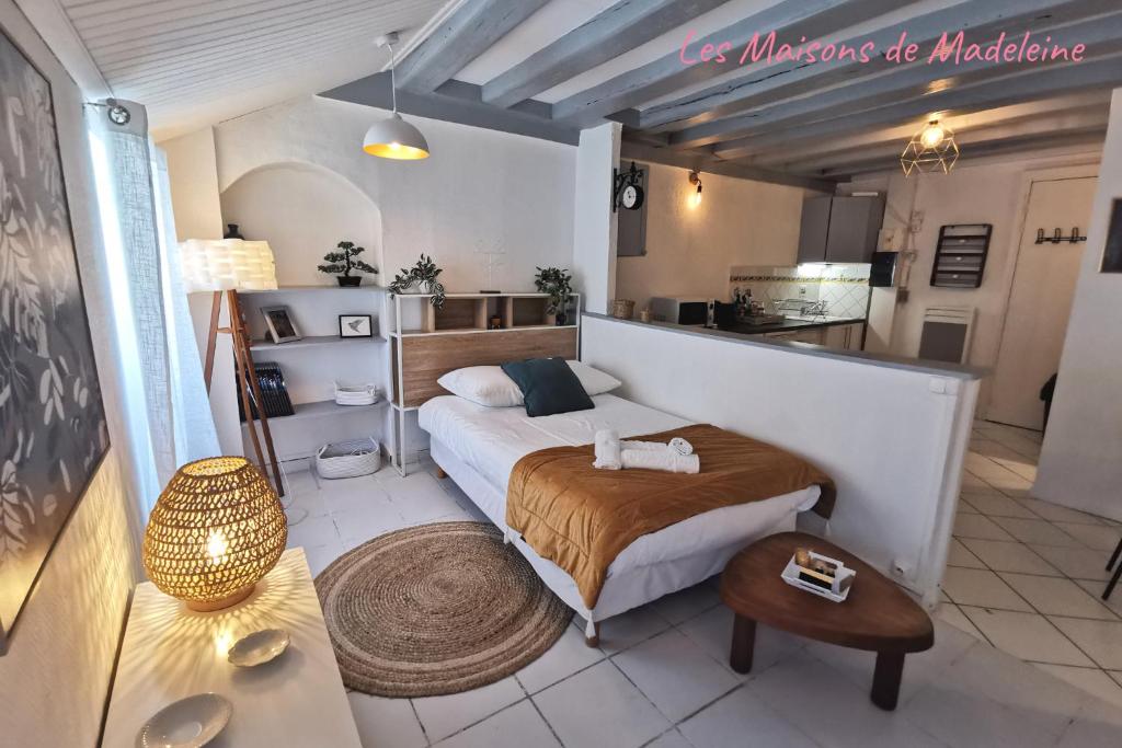 une petite chambre avec un lit et une cuisine dans l'établissement L'Authentique - Les Maisons de Madeleine, à Nantes