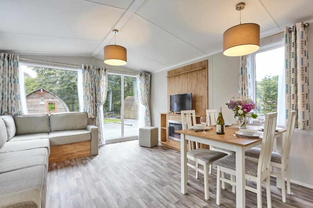 Posezení v ubytování Braidhaugh Holiday Lodge and Glamping Park