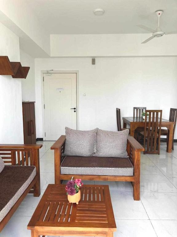 een woonkamer met een bank en een tafel bij Paradise in Mount Lavinia in Dehiwala