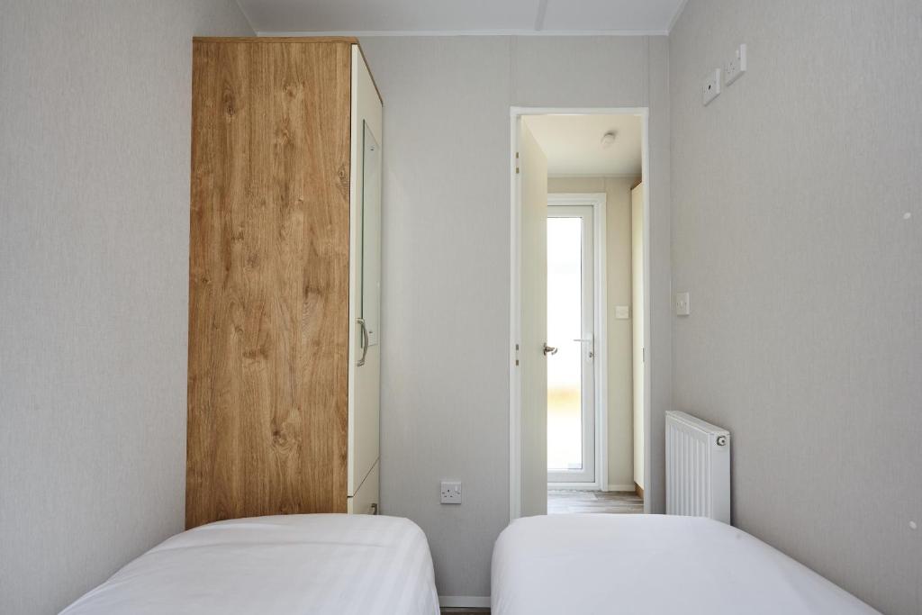 Postel nebo postele na pokoji v ubytování Braidhaugh Holiday Lodge and Glamping Park